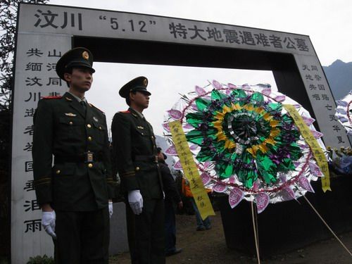 4月4日,在"汶川"5·12"特大地震遇难者公墓",当地武警官兵前来扫墓.