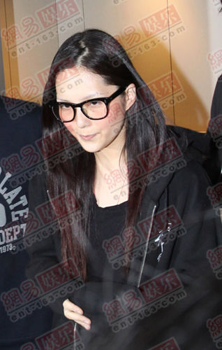 卫兰化浓妆憔悴开工 含泪拒谈卫诗_卫兰 卫诗