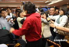 台湾“立法委”男女立委爆肢体冲突