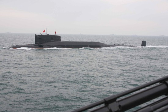 接受检阅的中国海军核潜艇。　新华社记者李刚摄