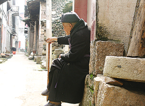 老街的路口,一个老人坐着晒太阳.他和老街一起历了曾的热闹.