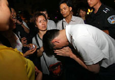 城管殴打小贩 公安局长向群众道歉