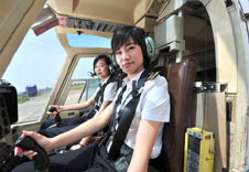 组图:首批直升机女飞行员的飞行训练