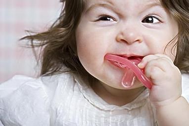 妈妈给孩子用安抚奶嘴时要注意使用注意事项