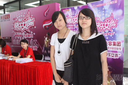 广州<em>快女</em><em>年龄</em>不够也来秀 双胞胎姐妹花惊艳_