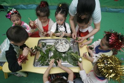 小学生当老师 教洋学生诵经典包粽子(图)_小学