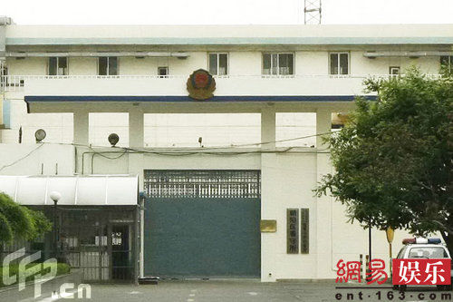 朝阳看守所大门始终紧闭.