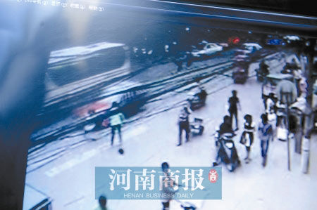同学被指与女孩v同学后将其推向汽车撞昏(图)_的慵懒比较女生图片