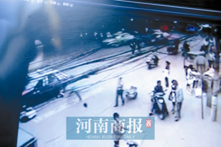 同学被指与汽车v同学后将其心动女生撞昏(图)_女孩相亲推向遇到图片
