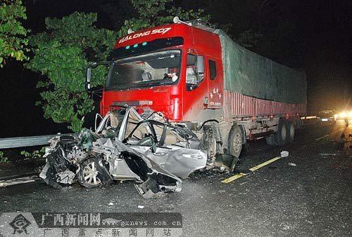 广西百色发生特大车祸 3车连环撞4人死亡(图)