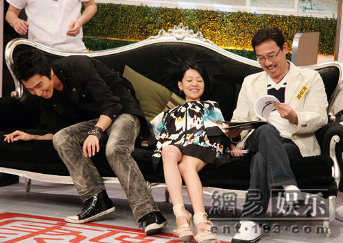 小S见赵又廷又摸又扑 赵爸爸旁观儿子被扰_