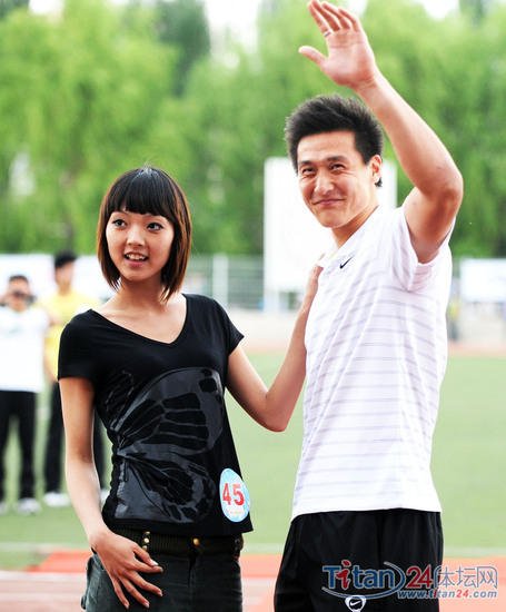 组图:亚泰迎俱乐部13周年 与<em>吉大美女</em>同庆_亚