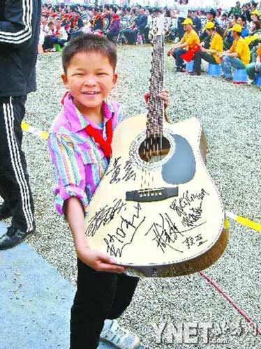 抗震小英雄代言童装引发争议 自称很痛苦(图)_