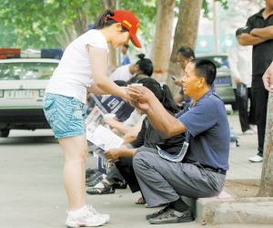 组图:母亲为参加高考孩子祈祷