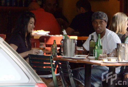 <em>小罗</em>与新任<em>女友</em>街头晒恩爱 亲密勾肩为<em>女友</em>拎