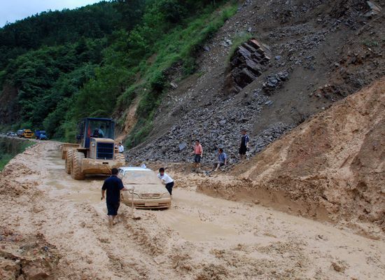 组图:贵州强降雨致泥石流掩埋汽车