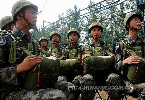 组图我空降兵新兵跳伞训练