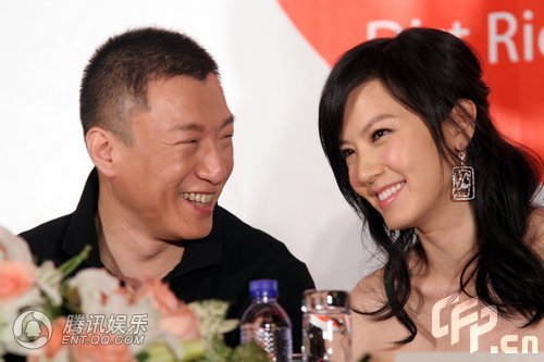 组图:林熙蕾搭肩暧昧贴面