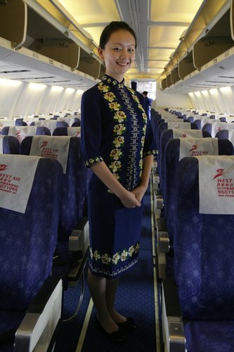 3重庆美女今上飞机 体验当空姐感觉不轻松(图