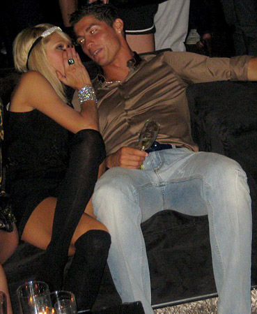 c罗与希尔顿<em>姐妹</em>彻夜狂欢 <em>肢体</em>接触很亲密/图_