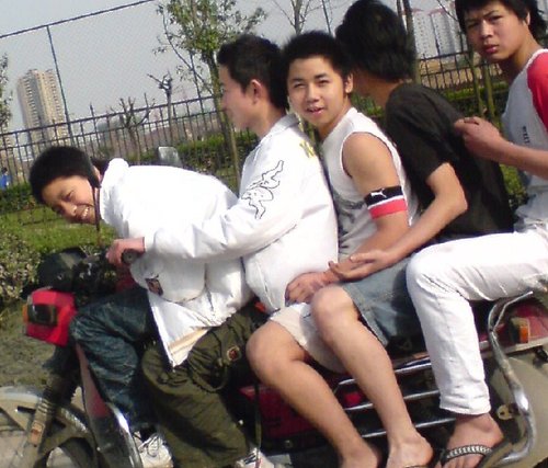 都是摩托超人,很少见戴头盔的