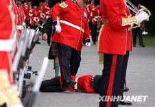 加拿大总督检阅仪仗队 多名队员热晕