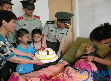 边防官兵为老寿星庆祝106岁生日