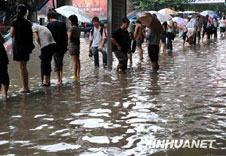 组图:南京遇罕见暴雨 全城交通阻滞