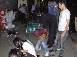 便衣队员抓捕疑犯现场