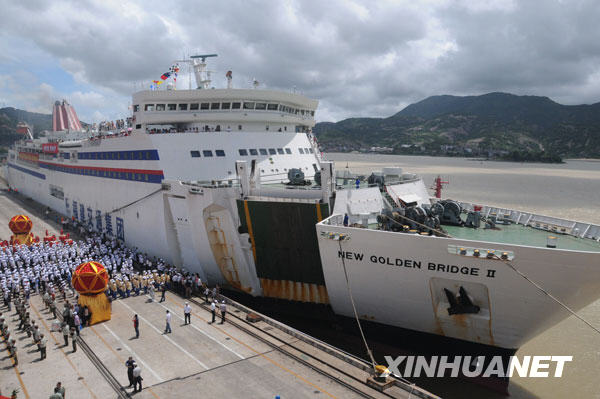 7月13日，满载旅客的“新金桥Ⅱ”豪华客滚轮准备驶离福州港马尾客运码头。