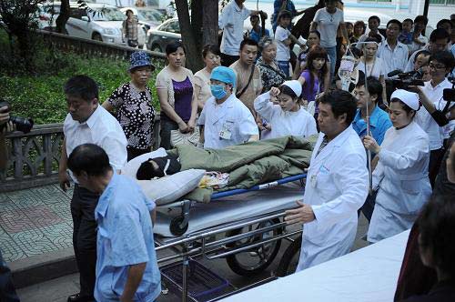 7月13日，一名获救矿工被送入病房。新华社记者 刘续 摄