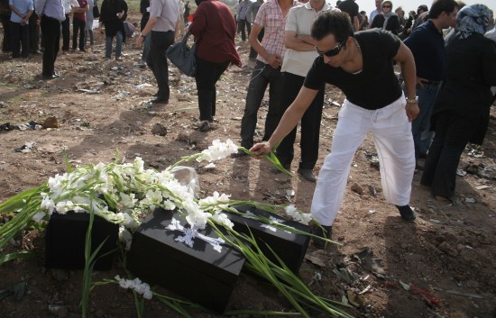 组图：伊朗空难遇难者亲属到失事地点悼念