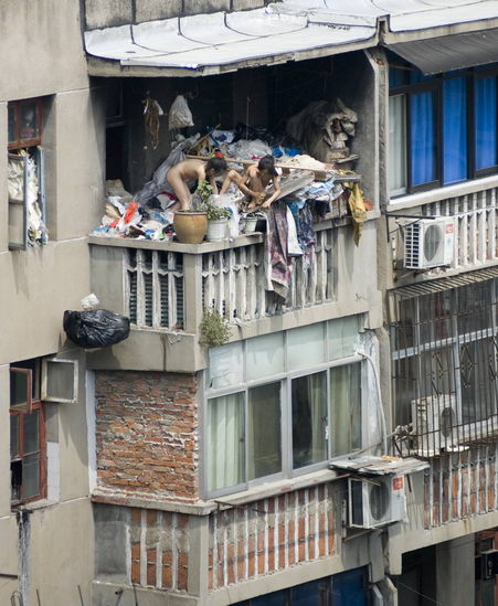 <em>裸体女孩</em>在阳台垃圾堆上玩耍引关注(组图)_裸