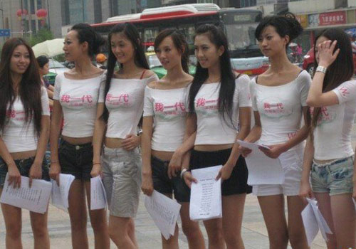 成都街头惊现<em>美女</em>用<em>身体</em>反抗富二代暴行(图)_