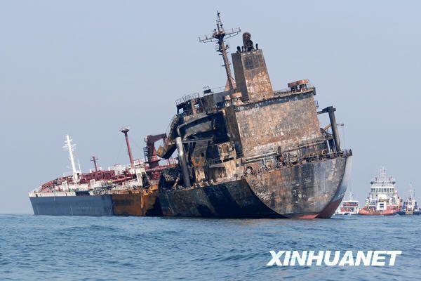 新华网8月21日报道 中国驻马来西亚大使馆领事部参赞苏强21日说,马方搜救人员当天傍晚找到了在马六甲撞船事故中失踪的两名中国船员的遗体,其他7名失踪船员仍下落不明。 跟随救援队一同出海的苏强通过电话告诉新华网记者,由10人组成的专家队当天16时左右先行登船,检查船上温度与气体,随后20多名马来西亚搜救人员17时左右开始登船,一小时后在烧毁的油船船舱内找到两名失踪船员的遗体。 苏强说,搜救人员背着氧气瓶、戴着面罩,并携带搜救工具进入船舱,两艘船和一架直升机也在现场协助救援。 截至记者发稿时,搜寻