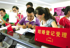 中国“情人节”新人扎堆登记
