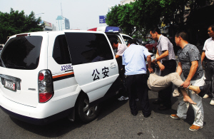 一辆悍马车撞上一位老汉 一路过警车及时救人