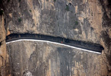 太行山区开凿“挂壁公路”