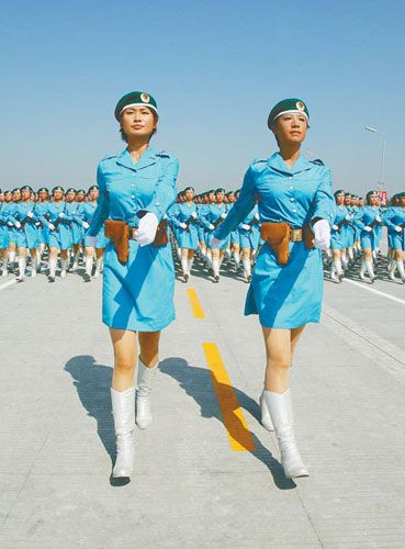 在北京奥运会上担任颁奖礼仪小姐的张晓菲(左)、赵娜(右)是北京某大学应届毕业生，她俩主动报名参加国庆大阅兵，并在徒步女民兵方队担任领队，完成了从“猫步”到正步的转变(7月9日摄)。新华社记者 查春明摄