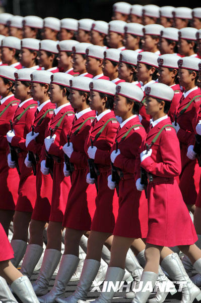 10月1日，首都各界庆祝中华人民共和国成立60周年大会在北京举行。这是女民兵方队准备通过天安门广场。