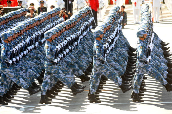 10月1日，首都各界庆祝中华人民共和国成立60周年大会在北京举行。这是海军陆战队方队通过天安门广场。
