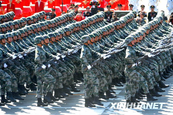 10月1日，首都各界庆祝中华人民共和国成立60周年大会在北京举行。这是预备役方队通过天安门广场。