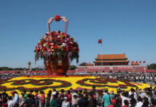 天安门广场巨型花篮引来众多游客