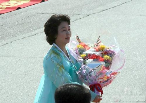 朝鲜记者告诉中评社记者，这次温家宝来，特意请洪英姬来献花，因为她在中国和朝鲜都是家喻户晓，代表了中朝友谊。