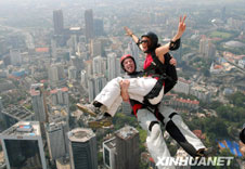 组图:千姿百态来跳伞