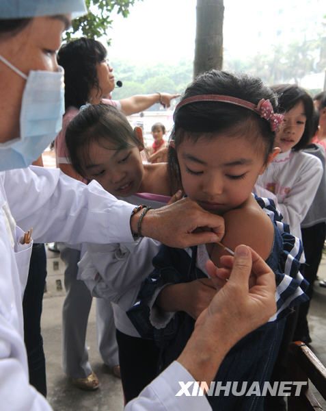 10月28日,医务人员在为柳州市景行小学的学生注射甲型h1n1流感疫苗.