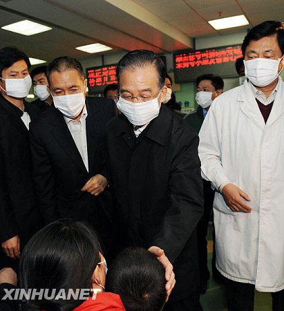 温家宝在北京儿童医院看望甲流患者(图)