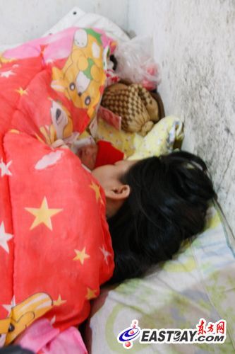 少女出租房内自咬脐带分娩