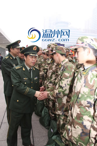 今天上午,100余名来自安徽的武警新兵抵达温州,武警温州支队支队长