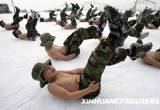 组图：韩国学生光膀在雪地军训